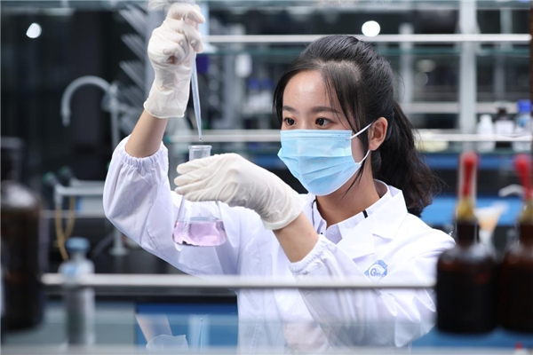 　　2022年安徽省劳动模范国科检测刘牛妞在实验中