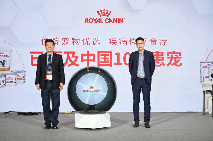　　中国农业大学教授夏兆飞与皇家宠物食品中国区专业渠道总监卢佳弘共同发布皇家处方湿粮早期成果