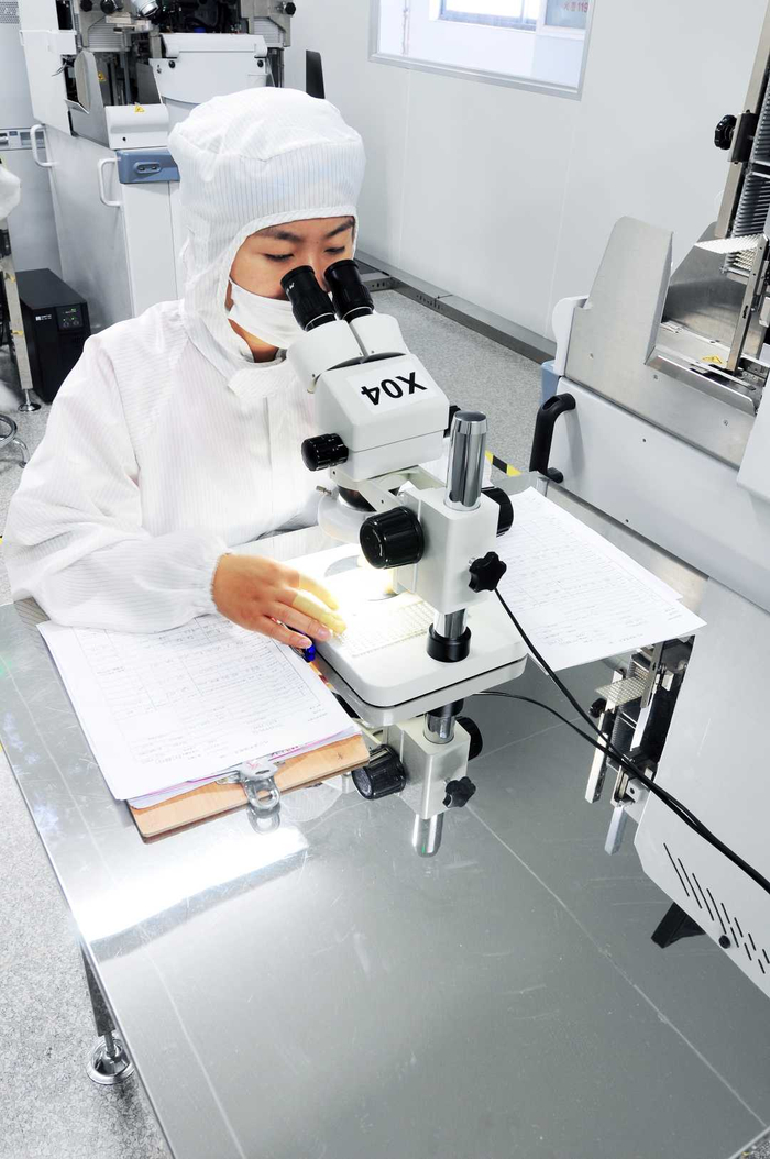 河南盈硕半导体照明科技有限公司生产车间内一派繁忙。路锋  摄