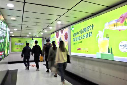 　　穿过地铁通道，被清新的绿色海报包围，是一种什么感觉?