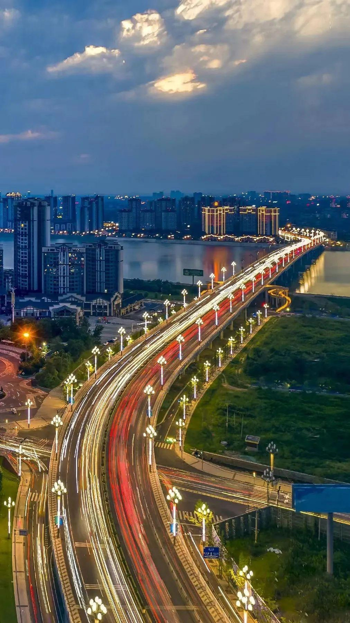 　　“金龙过江”侯建明 摄