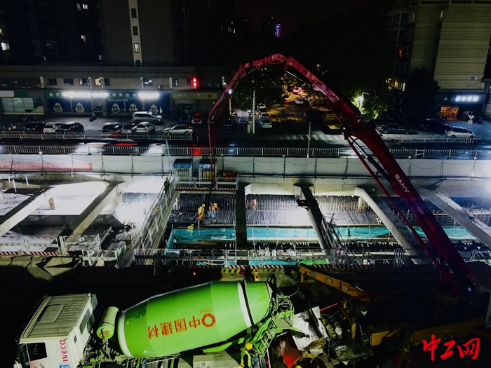 图为应天东街站主体结构夜间浇筑现场。 司睿 摄