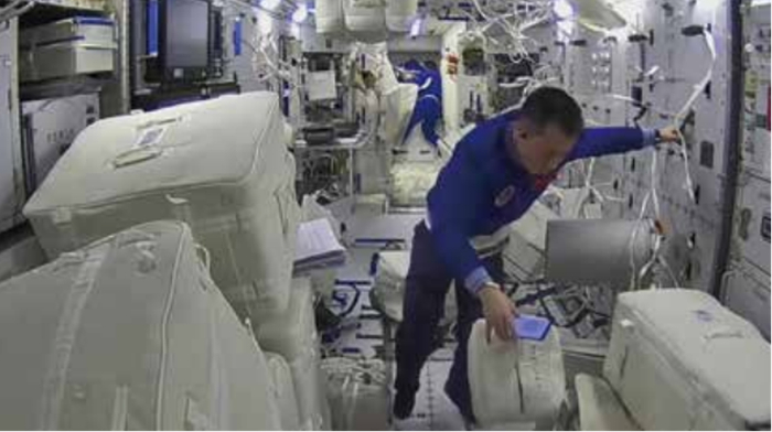 “神舟十二号”航天员汤洪波正在用RFID设备识别货包内部货物。图片来源：中国载人航天工程网。