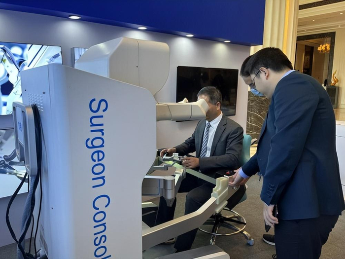 　　傅斌教授试机中