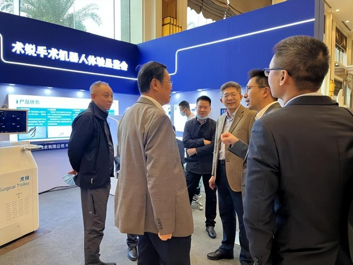 　　王共先教授与赵磊先生交谈