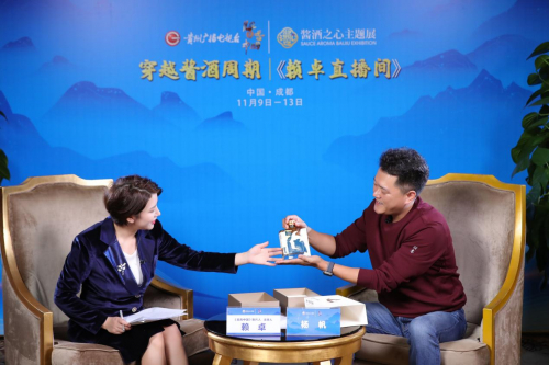 　　图 酣客君丰CEO杨帆 展示酣客家藏·珍品