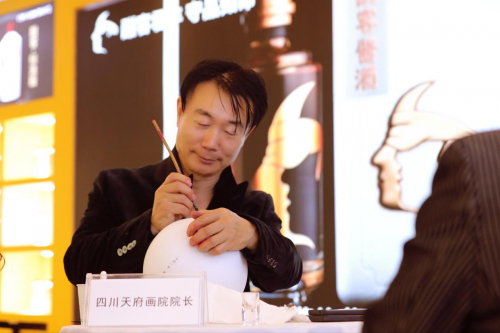 　　图 艺术家在酣客半月坛上作画