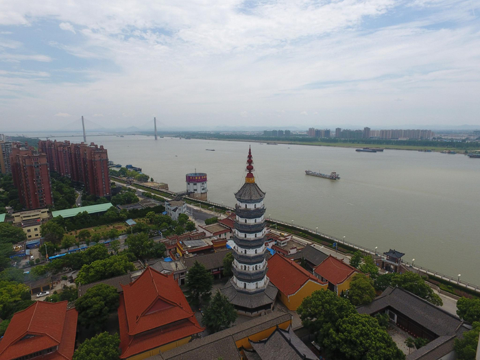 坐落在长江边的全国重点文物保护单位振风塔。 记者 徐旻昊 摄