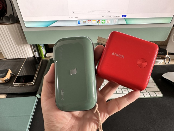 可以看出，右侧ANKER的移动电源明显重心更高 图源：品玩 LU摄