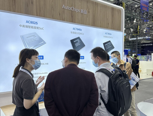 　　图:杰发科技工作人员介绍新产品