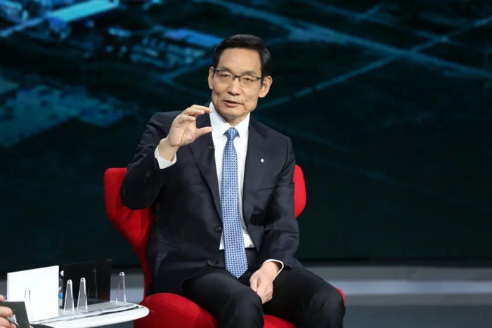 （中国建材集团有限公司党委书记、董事长 周育先 ）