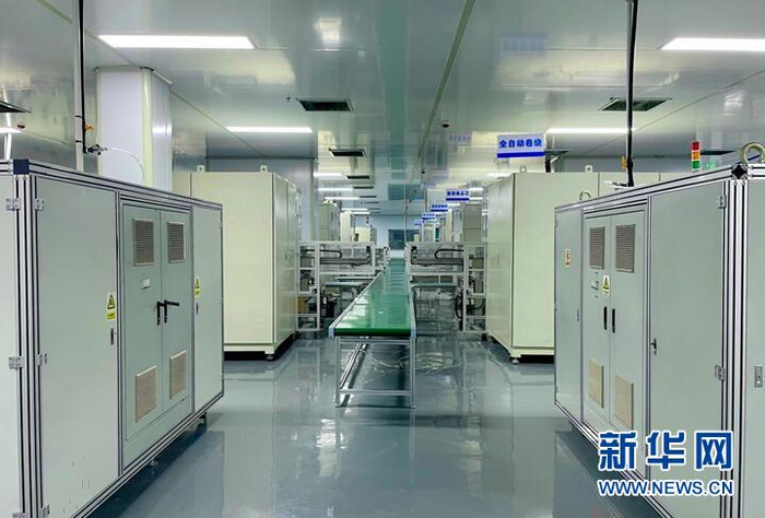 图为湖北天道新能源科技有限公司生产车间内待调试的全自动卷绕设备。新华网发 白阳 摄