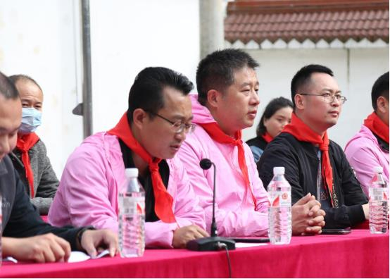 　　▲梅林镇中心小学校长黑来罗来致欢迎词