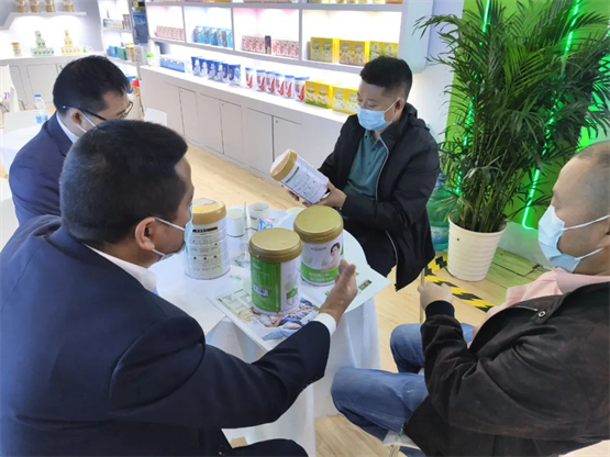 　　安琪纽特展厅内咨询的客户