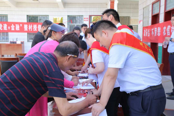 禹州市顺店镇顺北社区群众争先体验融资好渠道、低利率信贷好产品。徐嘉摄