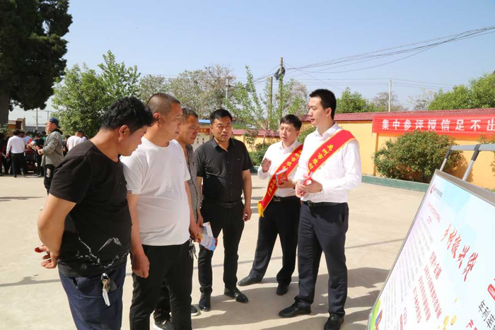 禹州农信联社客户经理向苌庄镇柏村村民讲解“乡村振兴贷”贷款产品特点以及集中参评授信的优势。徐嘉摄