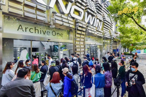 　　安踏烈焰、骜驭全新陆冲城市派对特别配色上海发售现场