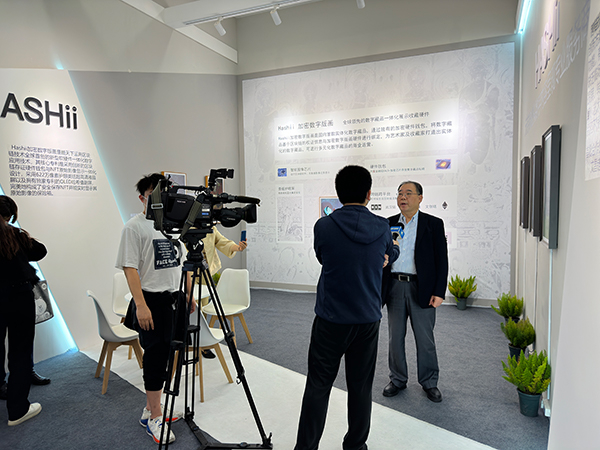 　　图一:酷天下CEO何建民接受媒体现场采访