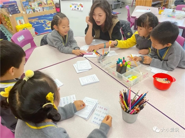 　　在低年级,不仅有中方、外方两位班主任,还会配备一位助教老师,每班24个孩子满班,师生比非常高