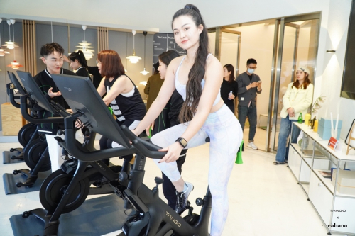 主理人皮丽带领嘉宾一起体验 TANGO 动感单车