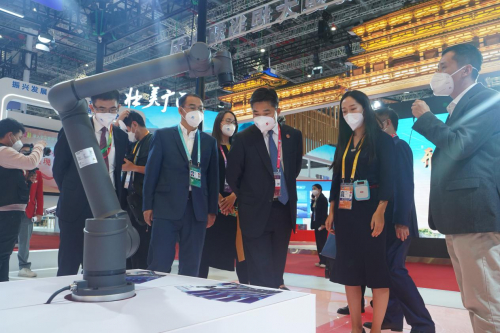 　　国家商务部副部长盛秋平、辽宁省商务厅厅长郭斌一行参观遨博防爆机器人