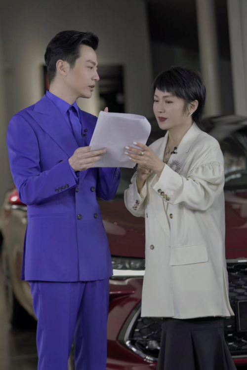 　　岳晓琳受邀担任丰田TOYOTA直播嘉宾