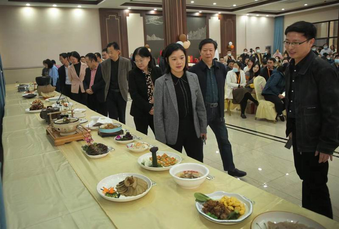 评审对参赛队伍的菜品进行打分。（李炳旺 摄）