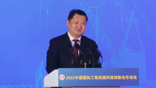 　　徐州市工业和信息化局局长 张长缨主持论坛