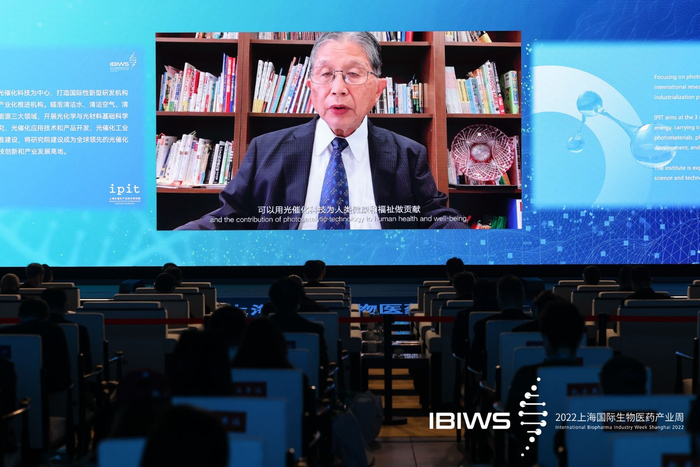 图为中国工程院外籍院士、光化学家藤岛昭视频发言