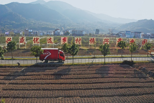 　　图为兴盛优选送货车驶过乡村振兴产业园