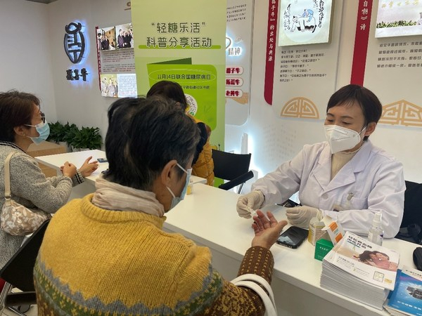 　　现场观众免费测血糖