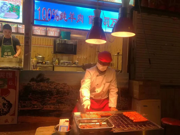 　　图 | 出摊卖烤肠