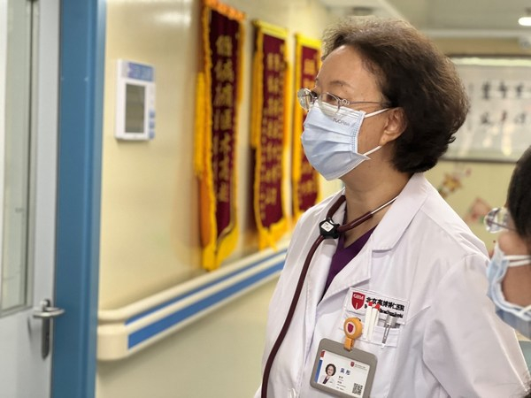 　　吴彤主任在查房中听取医生汇报