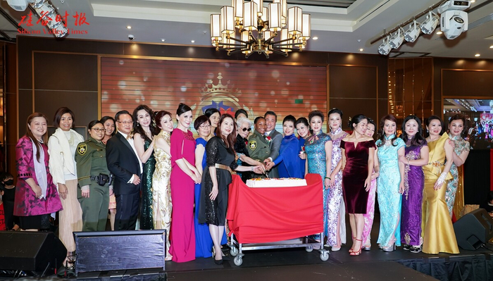 大家共享&nbsp;“五周年”巨型生日蛋糕送上祝福（图/硅谷时报）