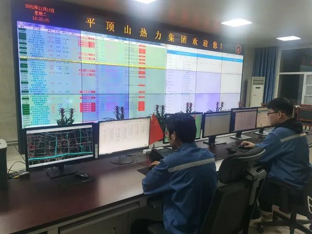 在平顶山热力集团供热调度中心，工作人员24小时轮流值班，实时监测各项供热参数。