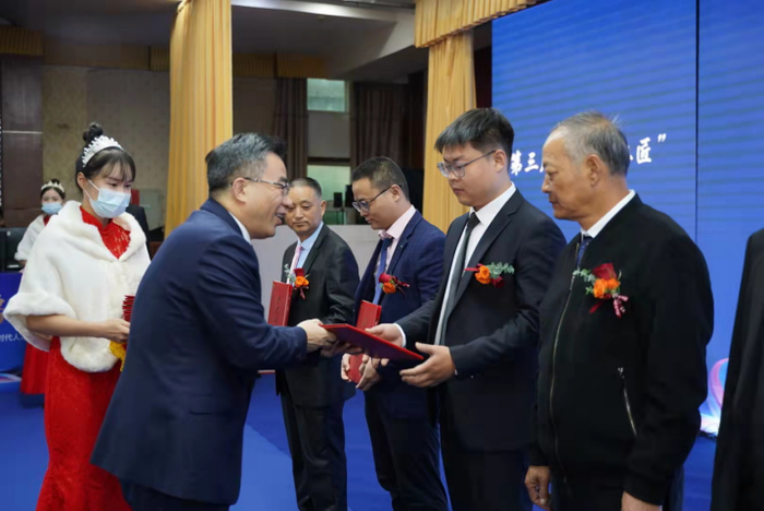 　　组织部长朱立军为第三批“宣城工匠”颁发荣誉证书