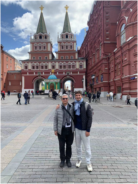 　　叙利亚前驻华大使穆罕默德•海依尔•瓦迪和儿子卡里姆•瓦迪生活照。