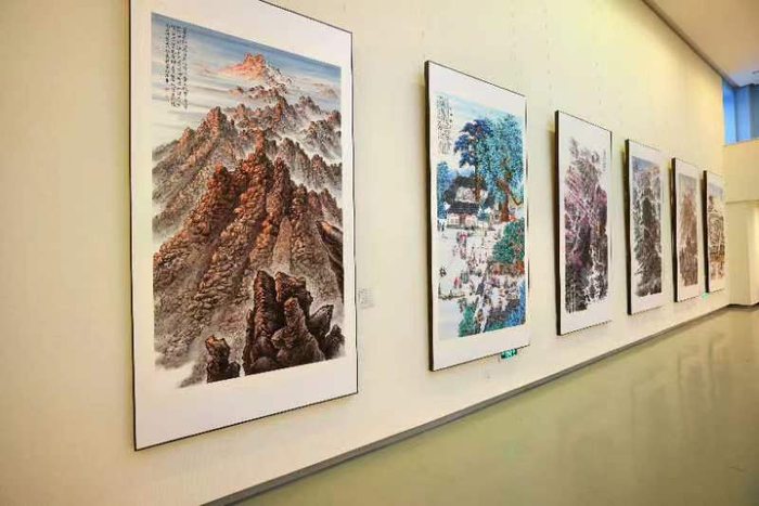 展出的120幅秦岭诗书画作品，从不同角度歌颂了秦岭之美。  主办方供图