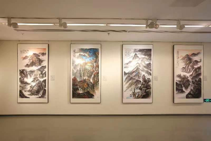 “秦岭颂——刘亚谏诗书画巡展”展览现场。  主办方供图