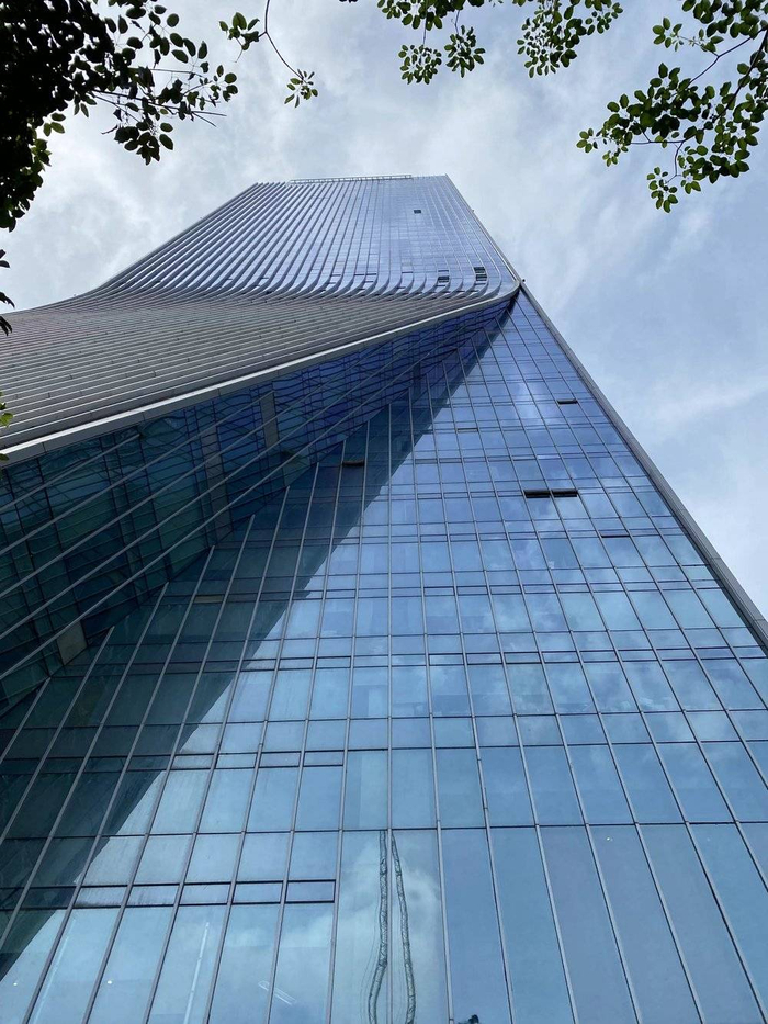 卓越后海金融中心，原本挂着的巨幅“恒大集团”几个字早已消失不见，拍摄：虎嗅