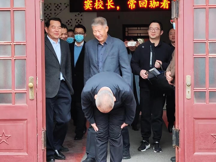 窦贤康向前来送行的学生鞠躬。受访者供图