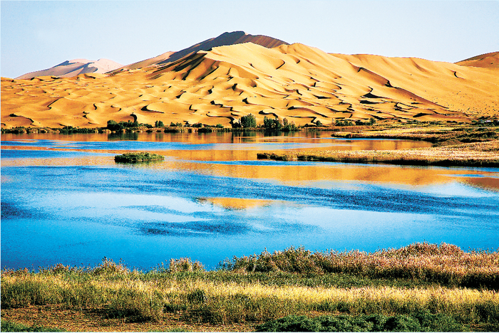 必鲁特高大沙山和湖泊。（来源：中国绿色时报）