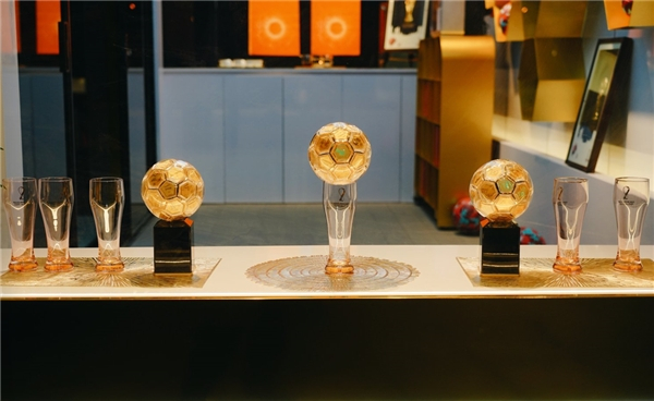 　　图：活动现场发布的2022年FIFA世界杯官方授权商品