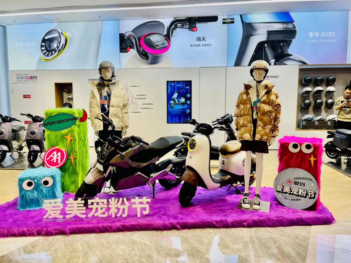 　　图：爱玛简约高端的时尚门店设计