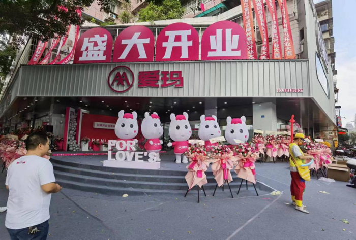　　图： 爱玛柳州1000㎡最大旗舰店开业
