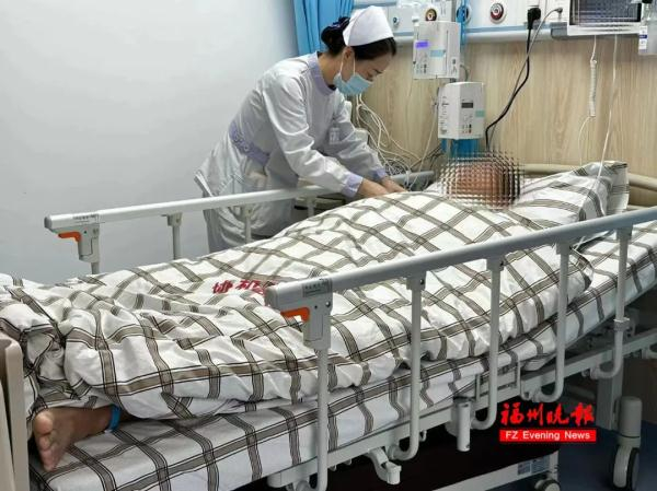 多名受捐者已回到普通病房，图为其中一名肾脏受捐者。