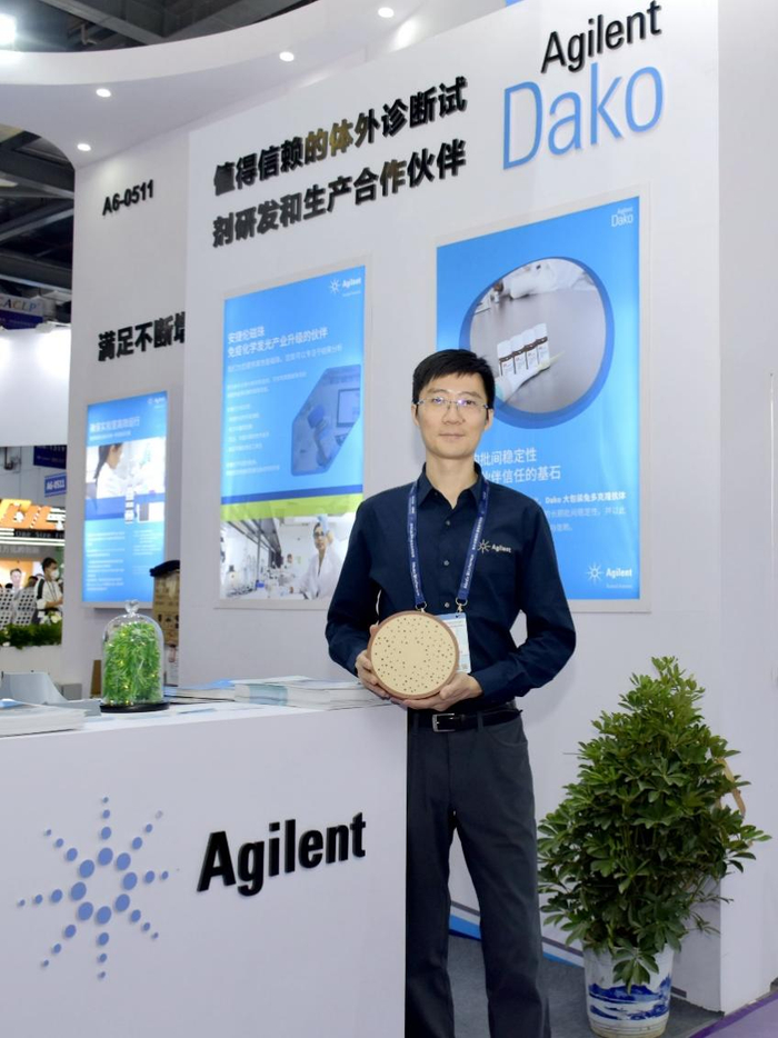 　　安捷伦磁珠产品高级应用工程师张浩展示磁珠模型