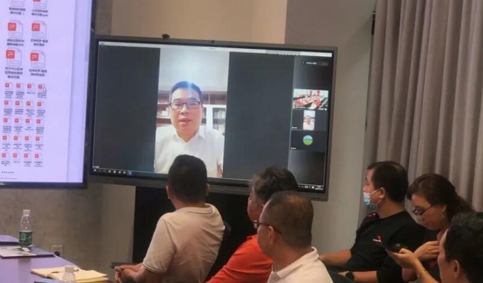 　　△郑总线上连线会议并致辞