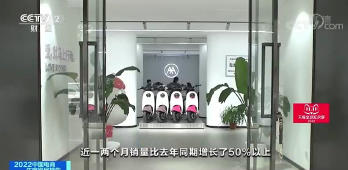 　　图：爱玛电动车杭州总经销商胡乃云介绍爱玛销售情况