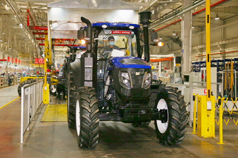 　　雷沃拖拉机国四新品即将下线